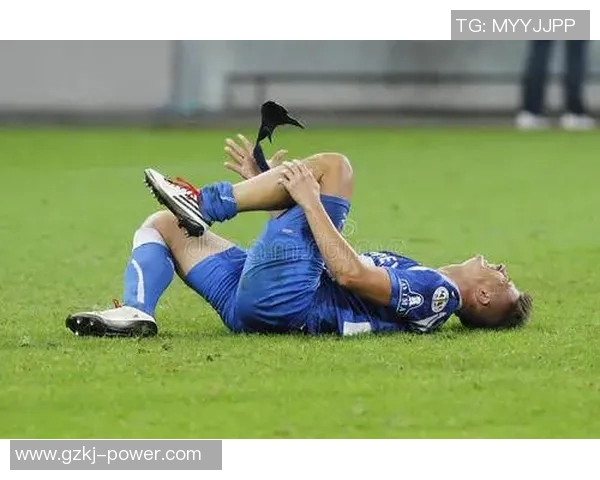 骑摩托上班的足球明星如何平衡职业与生活的精彩故事